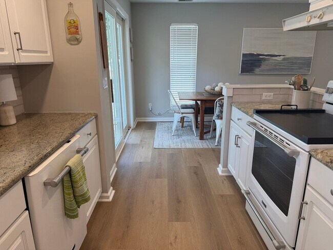 Building Photo - 10 Cobblestone Ct