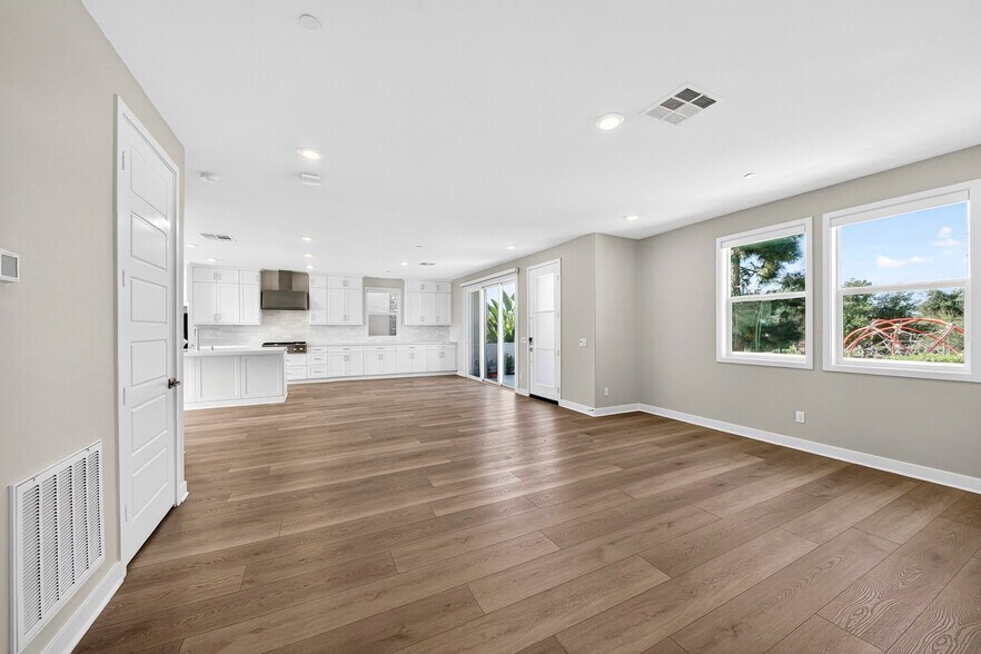 Building Photo - 346 Chorus