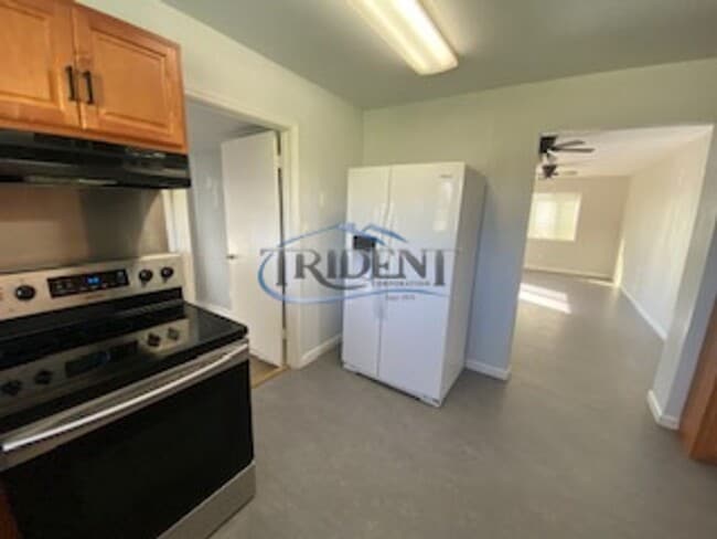 Building Photo - Country Home with Shop