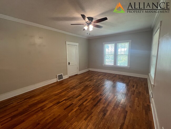 Building Photo - Charming 3 Bed  w/ Bonus Room Home ~ Great Location!