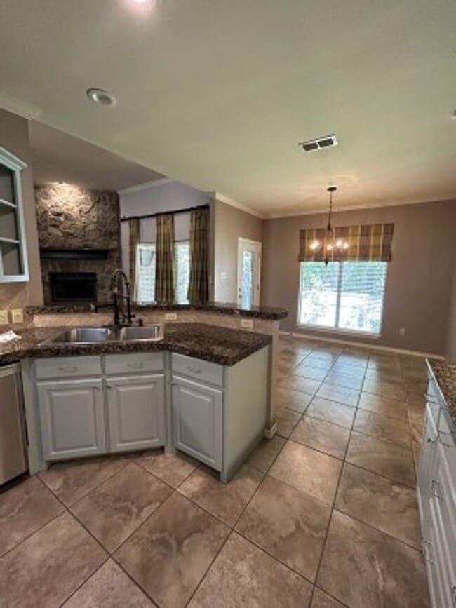 Building Photo - 617 Huntwick Ln