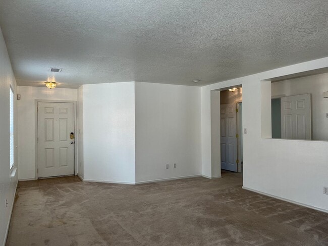 Building Photo - Cozy 2 Bedroom 2 Bathroom Home Located In ...