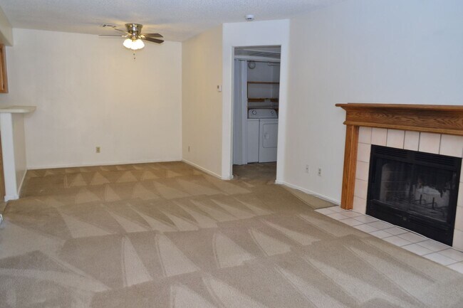 Building Photo - COZY 2 BEDROOM AND 2 FULL BATH CONDO IN SP...