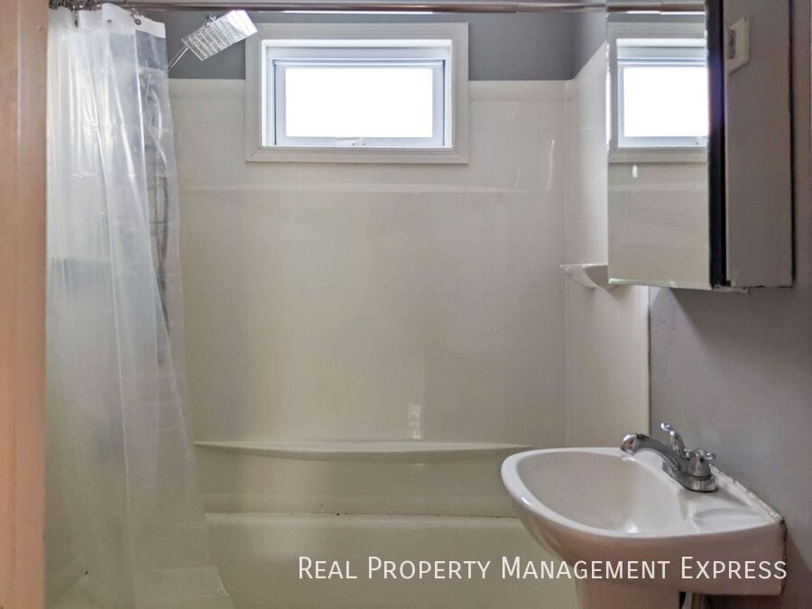 Building Photo - 3 Bed House w/ Fenced-In Yard