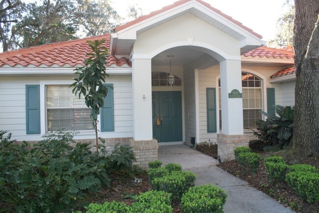 Building Photo - Beautiful 3 Bedroom two Bath