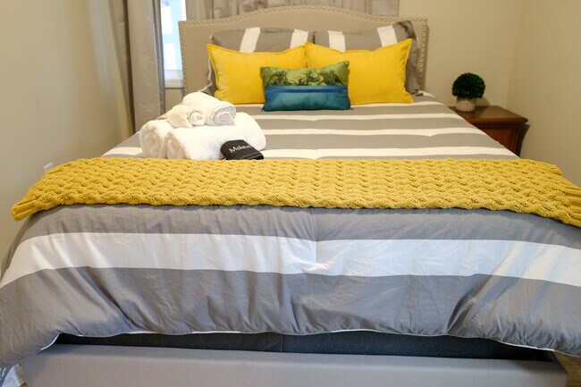 Building Photo - 1087 Windsor St SW