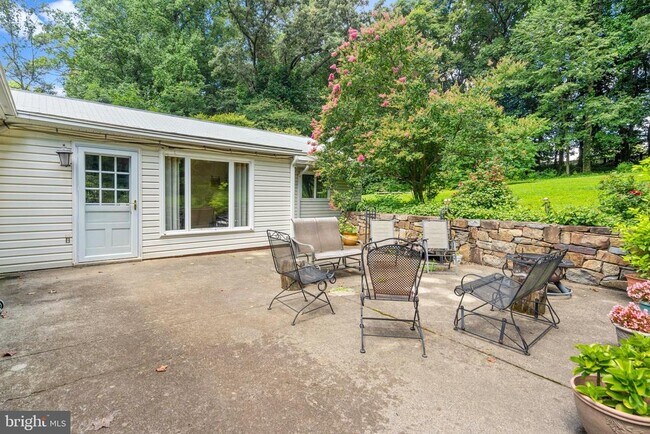 Building Photo - 5135 Summit Dr