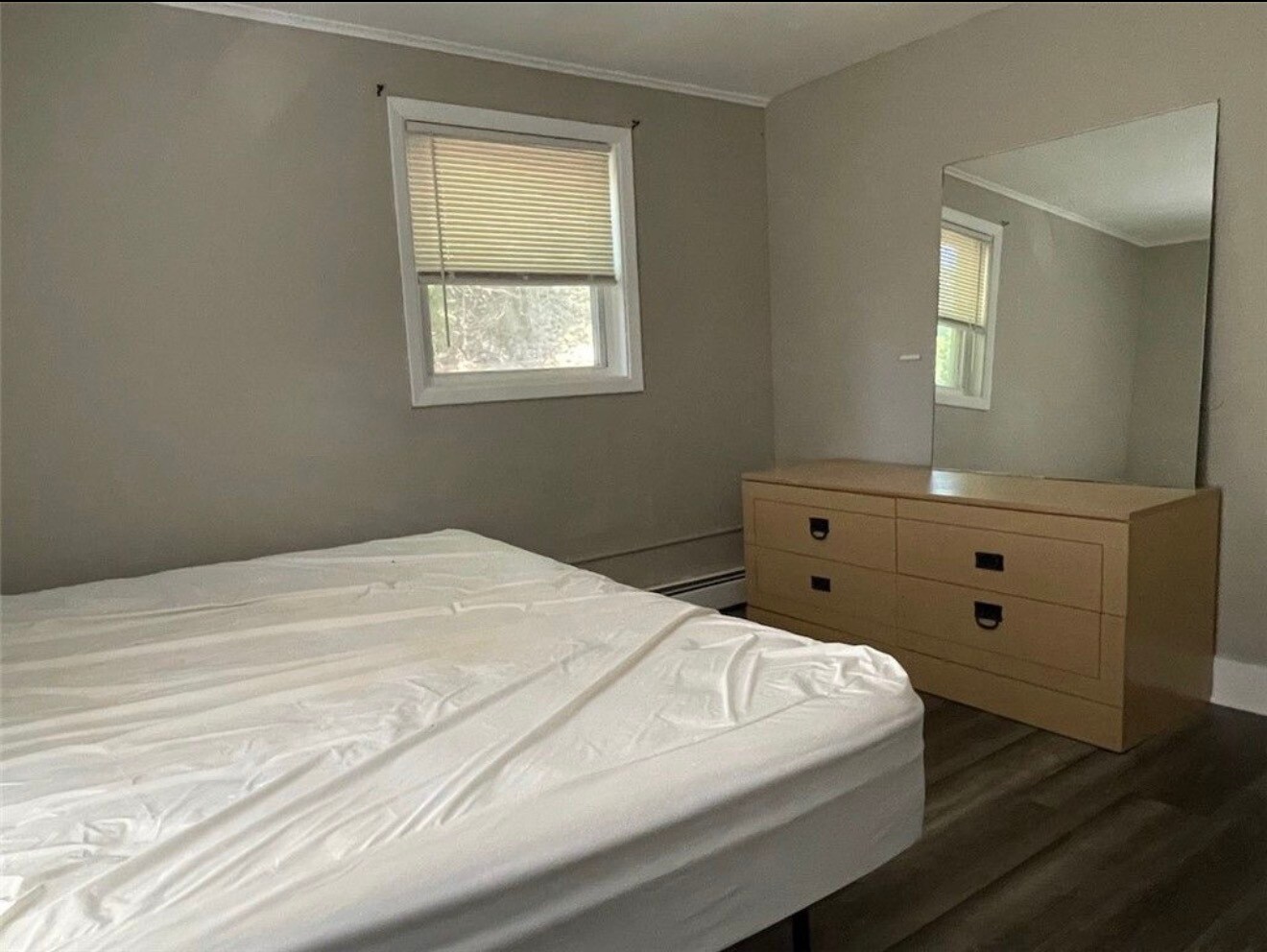 Building Photo - 107 Elm St