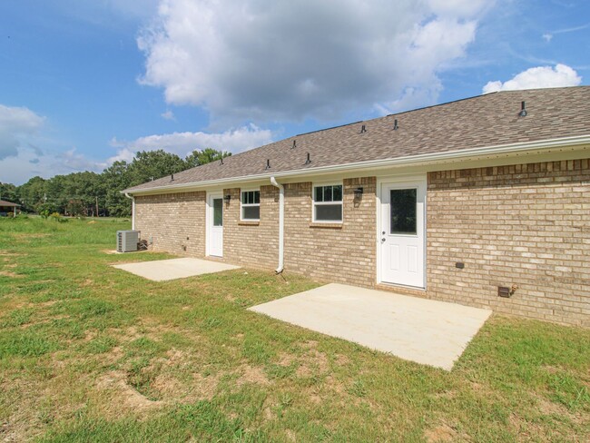 Building Photo - Great Quiet Duplex Location close to Athens!