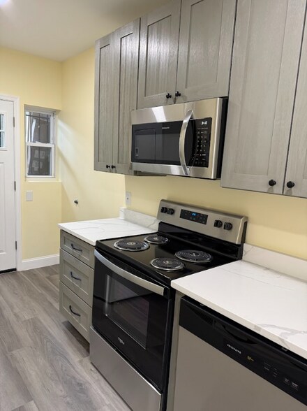 Building Photo - 1820 C St NE