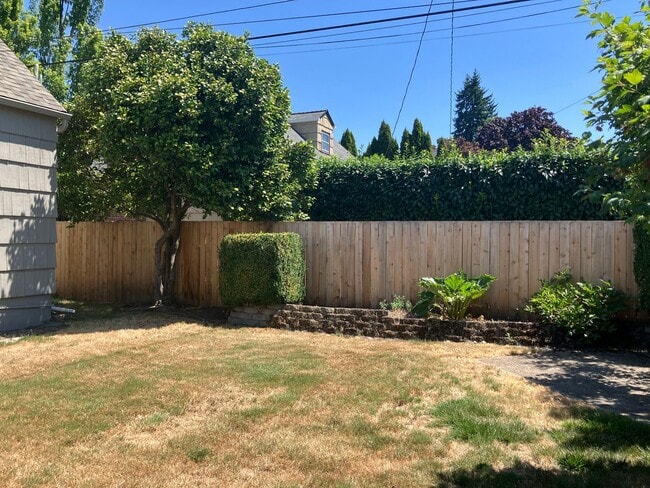 Building Photo - Charming Three Bedroom Home in Central Salem