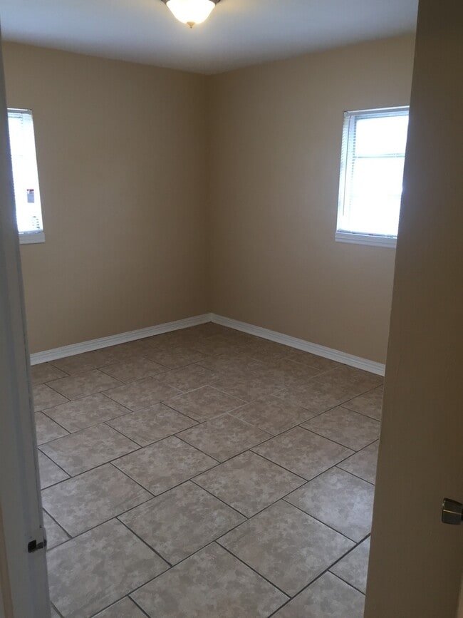 Building Photo - Three Bedroom One Bath