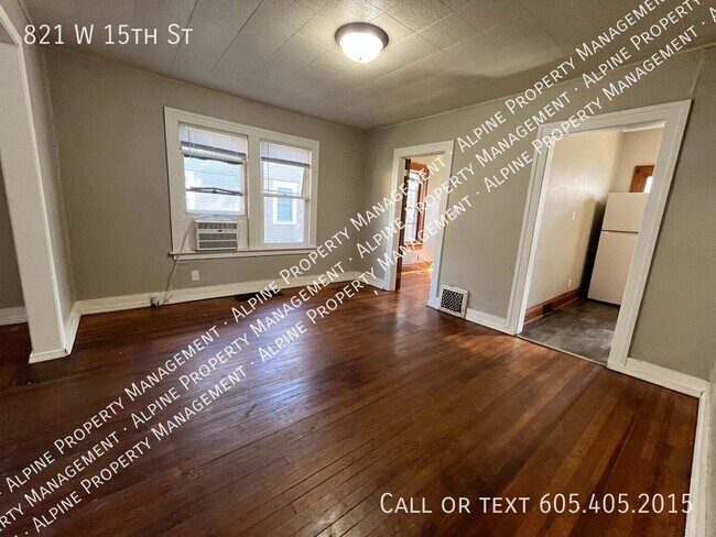 Building Photo - 821 W 15th St