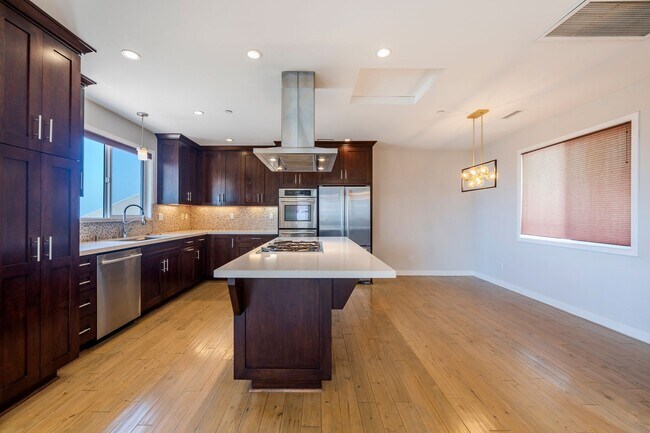 Building Photo - LUXURIOUS-CONTEMPORARY TOWNHOUSE W/ AMAZIN...