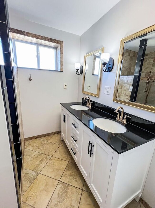 Building Photo - Recently Renovated 3-Bedroom, 2 Bath Bridg...