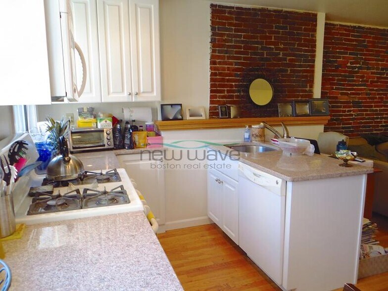 Building Photo - 73 Hudson St