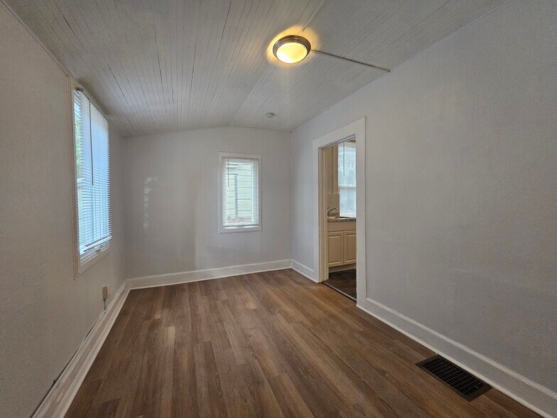 Building Photo - 658 E 3rd Ave