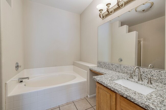 Building Photo - Gated 2 Bedroom 2 Bath Condo on the Second...