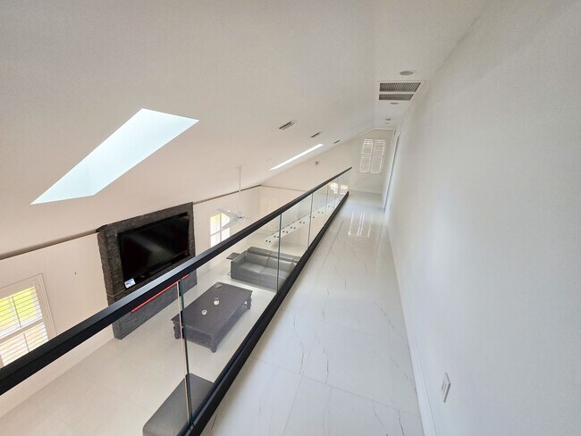 Building Photo - SEASONAL RENTAL - Luxury by the Beach!