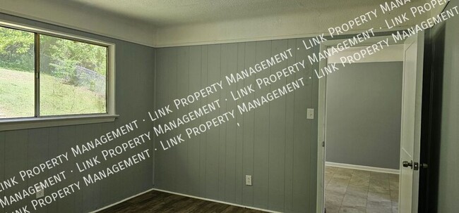 Building Photo - Fresh Painted 3 BR 1.5 BA in Red Bank for ...
