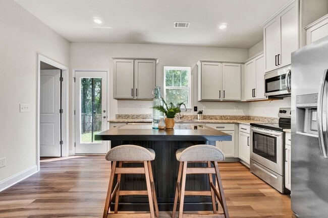 Building Photo - Walking distance to downtown Easley!