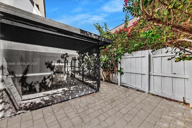 Building Photo - 348 Palm St