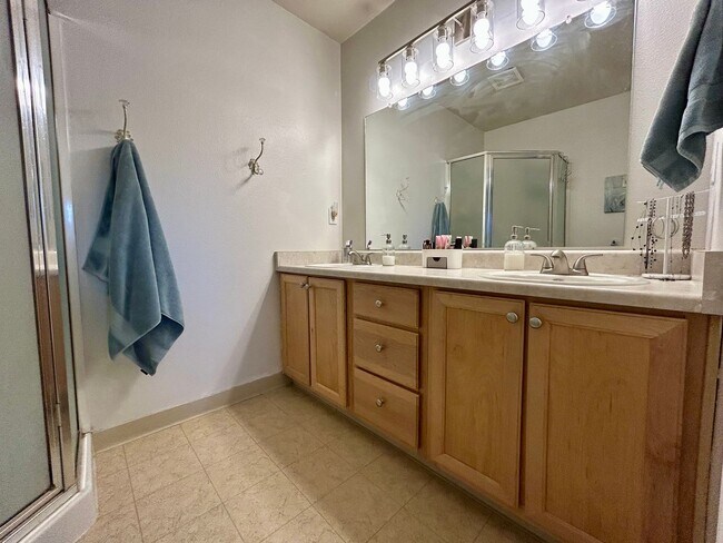 Building Photo - VA-FEY01