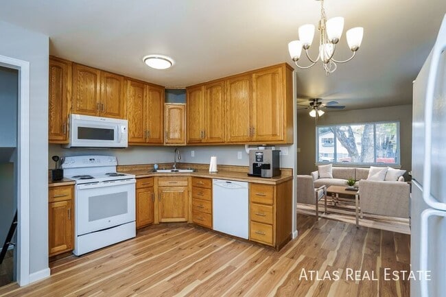 Building Photo - 804 2nd St