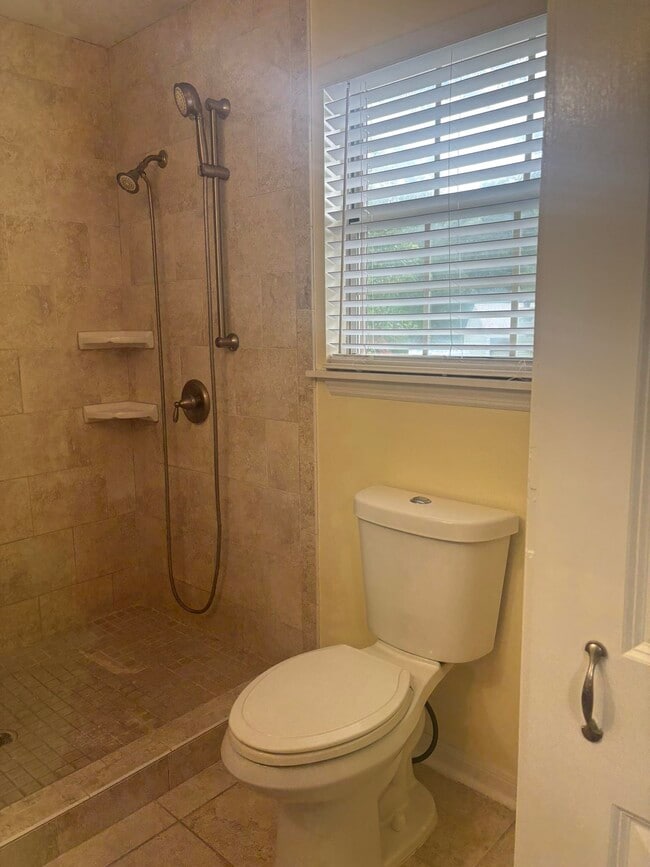 Building Photo - 552 Teal Ln