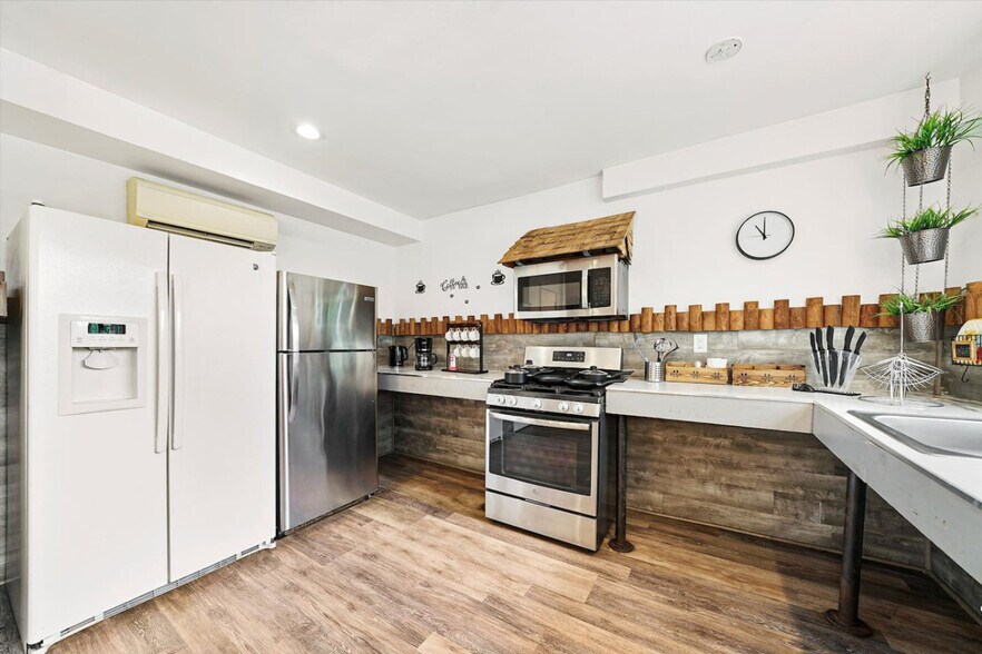 Building Photo - 37 Roosevelt Ave