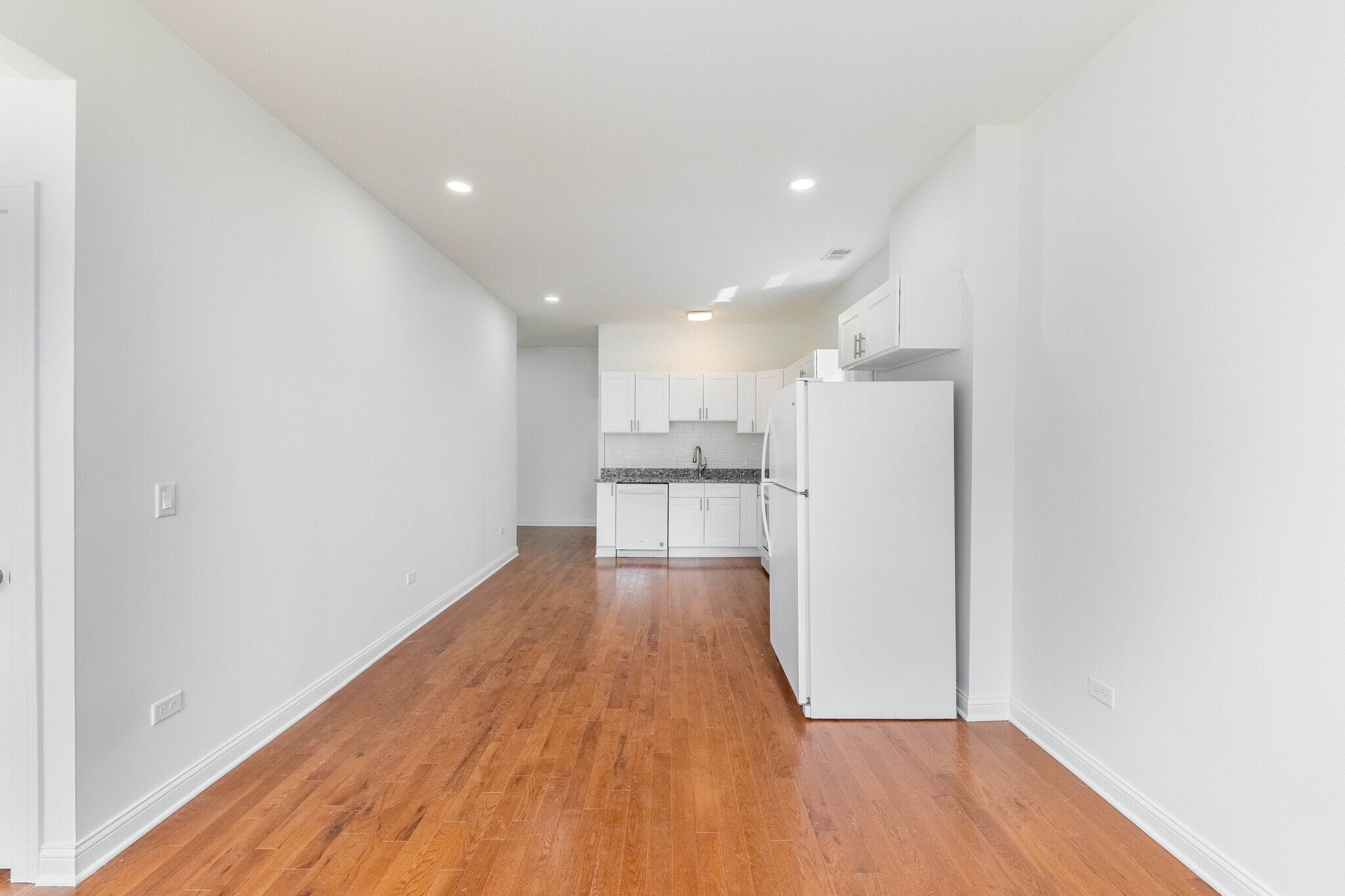 Building Photo - 914 W 19th Plz