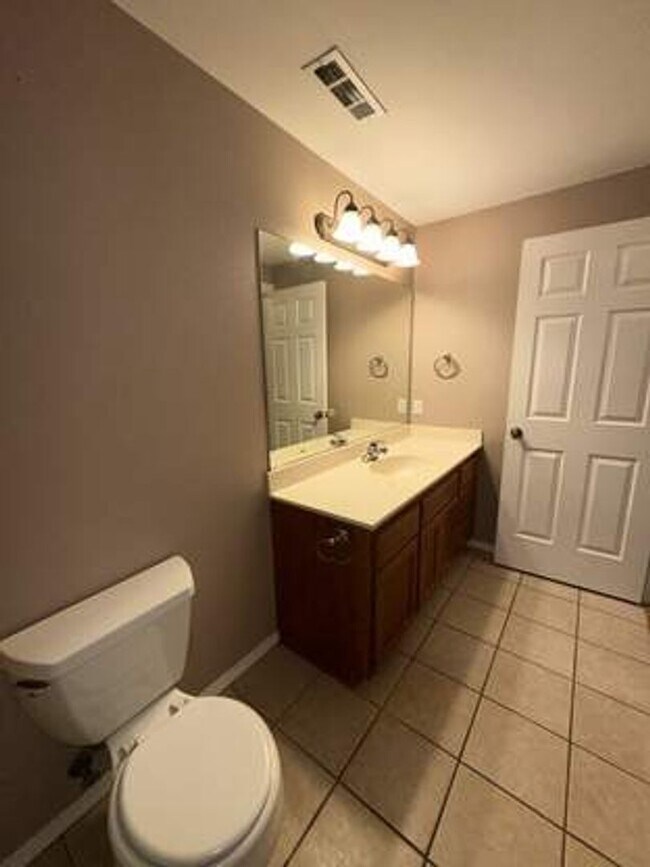 Building Photo - Dog Friendly Property!