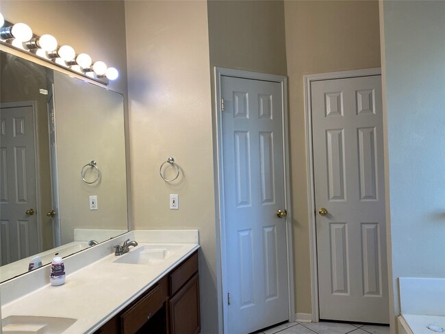 Building Photo - 4401 Egret Dr