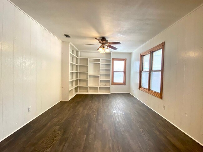 Building Photo - South Congress- 3/2 House- $3400
