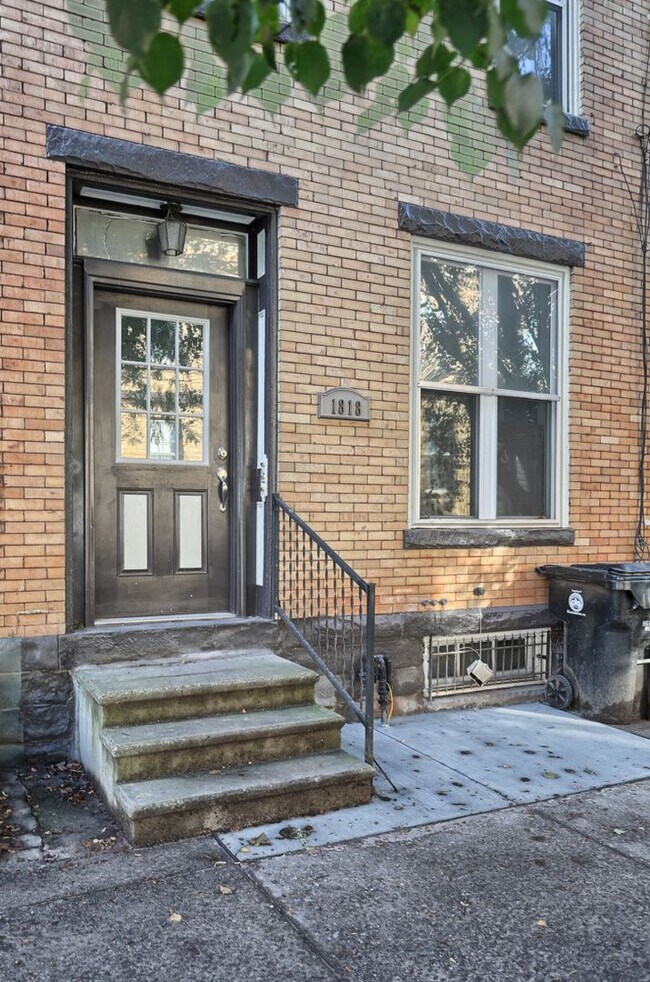 Building Photo - 1818 Green St