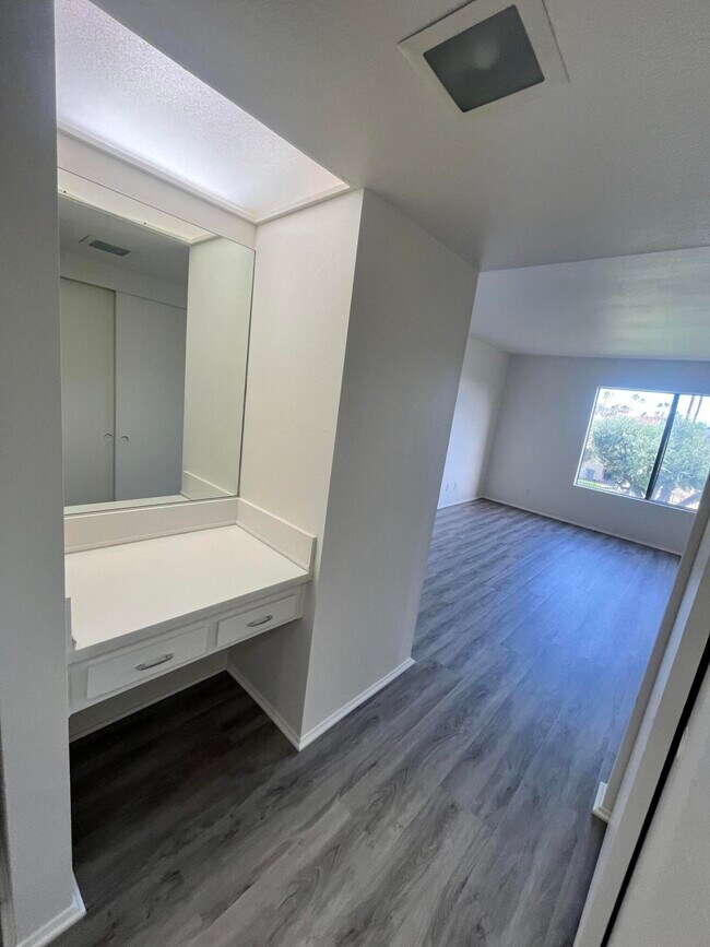 Building Photo - 1407 N Sunrise Way