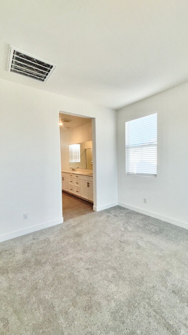 Building Photo - 4 Bedrooms Available University Park
