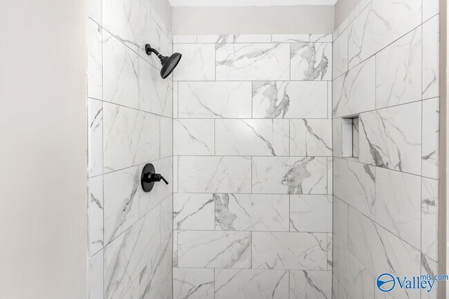 Building Photo - 4304 Lakeview Dr NW