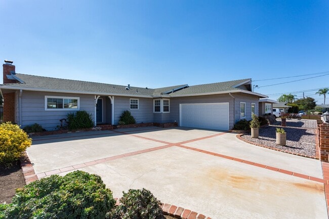 Building Photo - La Mesa Charmer with Mount Helix Views!