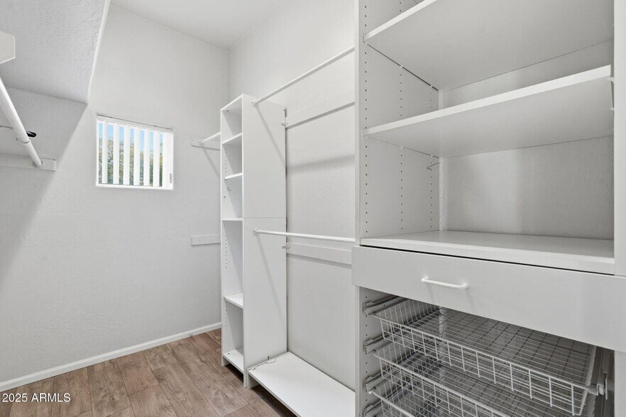 Building Photo - 1747 E Northern Ave