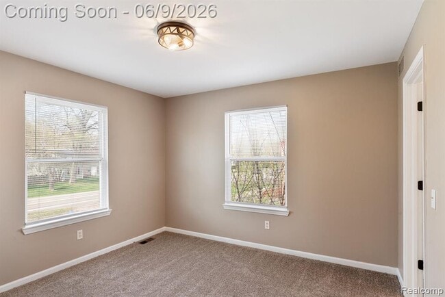Building Photo - 3260 Sashabaw Rd