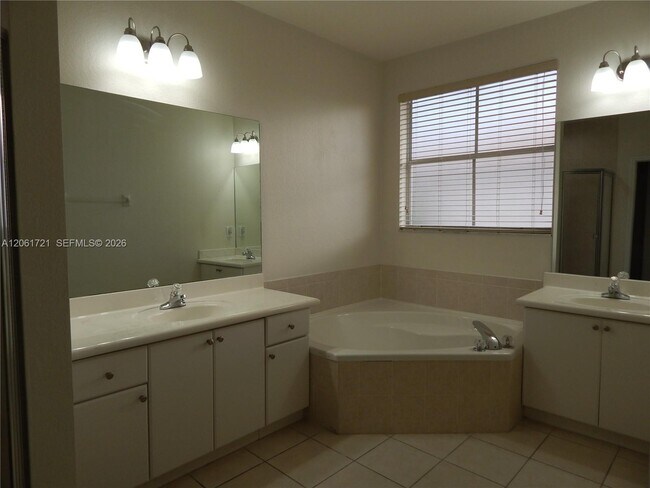 Building Photo - 320 SW 87th Ct