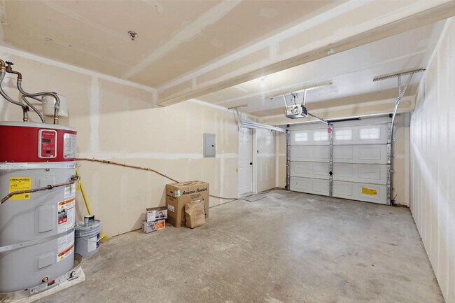 Building Photo - Spacious Puyallup Townhouse | 3-Bed Home with Main-Floor Primary Suite & Stainless Steel Appliances!