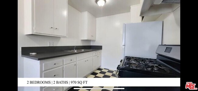 Building Photo - 947 S St Andrews Pl