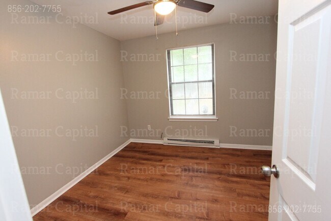 Building Photo - 3 Bedroom 1 Bath corner townhouse in Sickl...