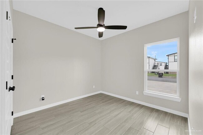 Building Photo - 12 Crestview St