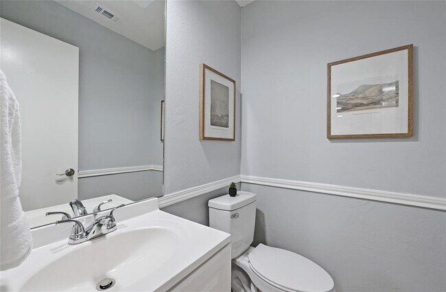 Building Photo - 512 Eberhart Ln