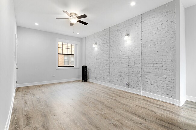 Building Photo - 7622 N Eastlake Terrace