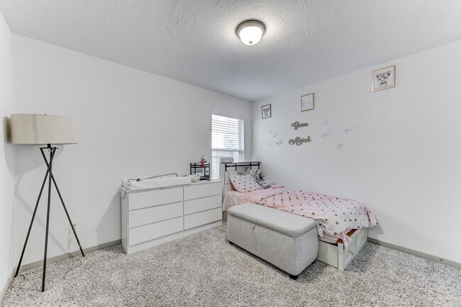 Building Photo - 204 Shoreview Dr