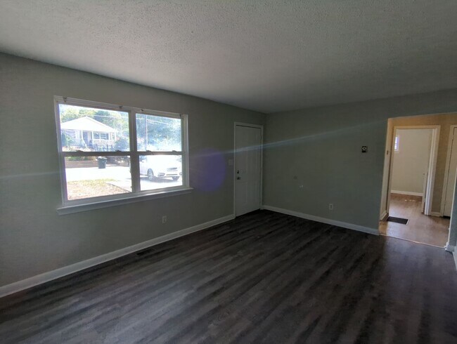 Building Photo - Coming Soon! Cute Renovated House